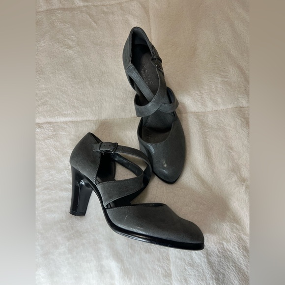 Aerosoles postage Gray Suede Cross Strap Comfort Pumps Closed Toe Heels size 8 - Picture 11 of 11